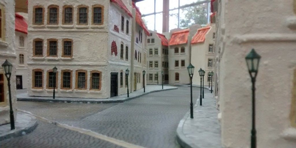 Weiteres, typisches Straßenbild der Altstadt von Saint-Aubin mit den hohen Häusern mit ihren Mansarddächern.