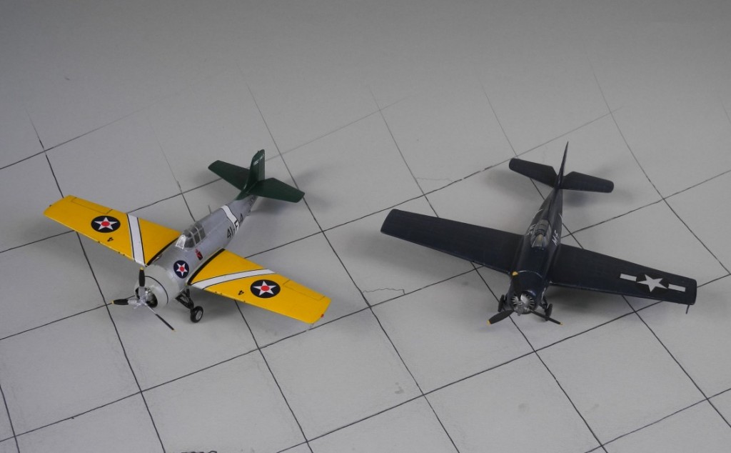 Anfang und Ende einer Entwicklung: Links eine Grumman F4F-3 „Wildcat“ vom Sommer 1941 in der farbenfrohen Vorkriegslackierung. Rechts eine FM-2 im Nachtblau der letzten Kriegsphase 1944/45. Im Bild: HobbyBoss 80219 Grumman F4F-3 "Wildcat"  und Airfix A02070 Grumman FM-2 "Wildcat" gebaut und im Review 