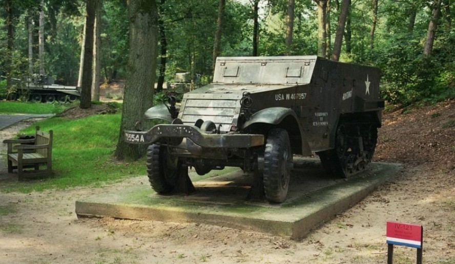 Immer noch 2004 â€“ vieles steht noch im Freien, Wind und Wetter ausgesetzt. Hier ein US-Halftrack im Oorlogsmuseum Overloon