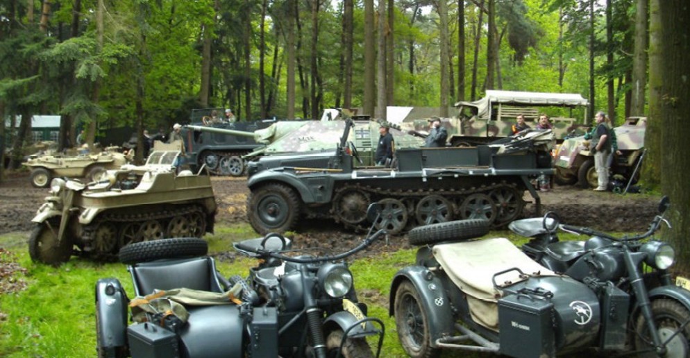 EIn Kettenkrad, Beiwagenkrad und ein Motorrad sowie weitere Helbketten und Fahrzeuge auf  dem "Militracks 2013" im Oorlogsmuseum Overloon