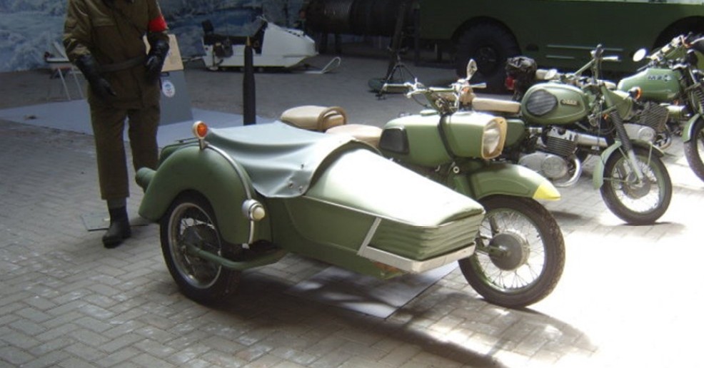Krafträder, Beiwagenkräder und Schützenpanzer von NVA / UdSSR im Oorlogsmuseum Overloon