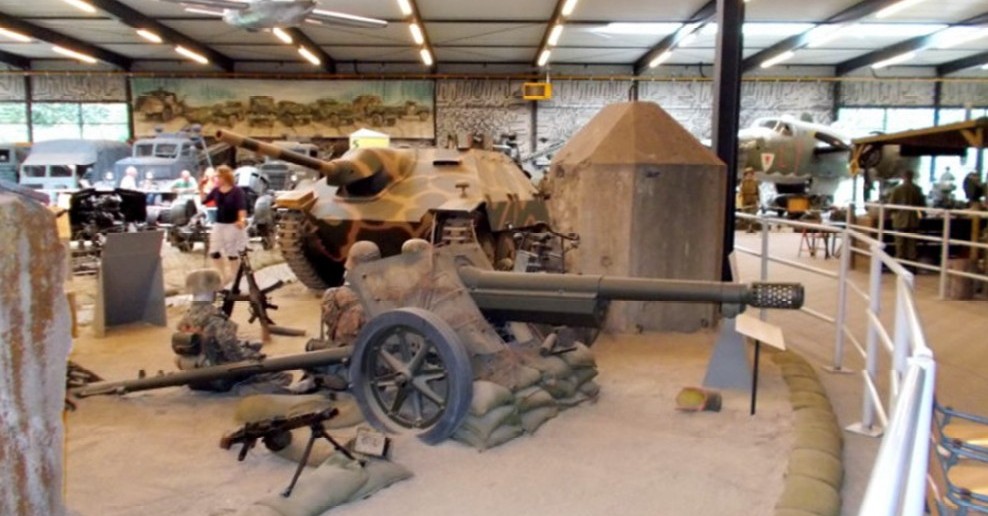 Jagdpanzer 38t (Sd.Kfz. 138/2) Hetzer, eine 75mm-Pak, eine  Fieseler Fi 103 V1 im Oorlogsmuseum Overloon 2016