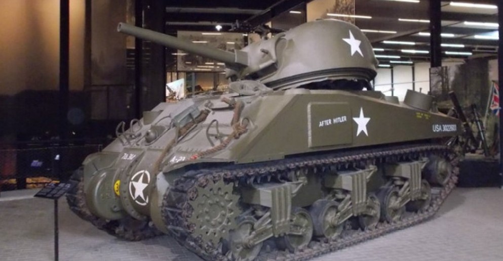 Dieser Sherman gehört zu einigen jener alliierten Panzer, die bei den Kämpfen um Overloon und Venray im Herbst 1944 vernichtet wurden und nun â€“ restauriert â€“ im Museum ausgestellt sind.