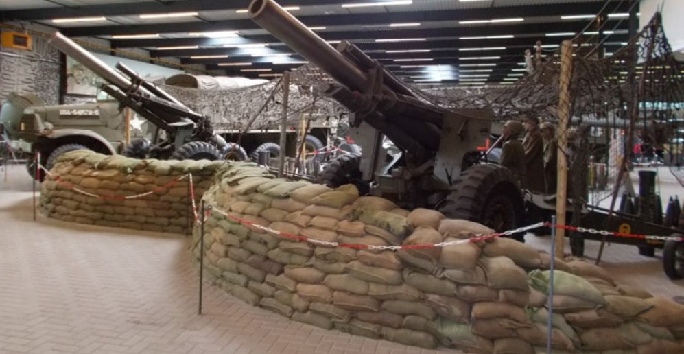 M101 A1 leichte US 105mm-Haubitze im Oorlogsmuseum Overloon