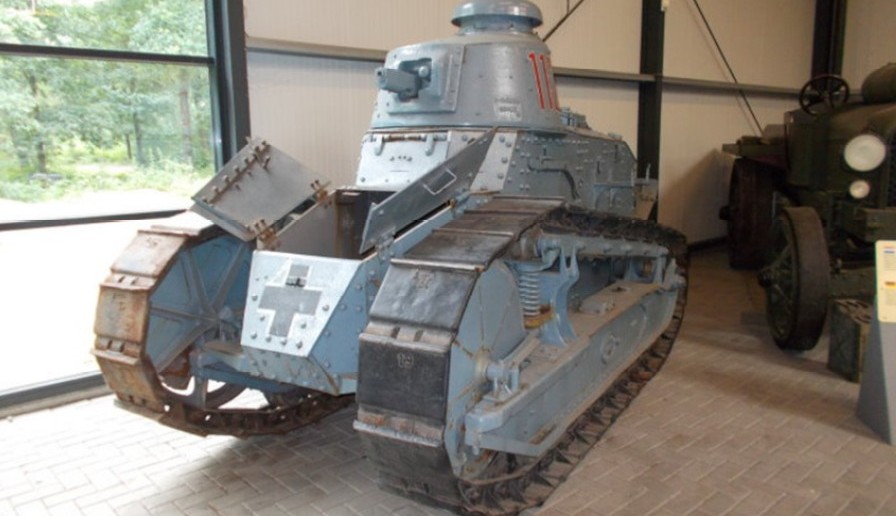 Ein wahrer Veteran â€“ ein französischer leichter Panzer Renault FT-17, ein Baumuster welches zuerst im 1. Weltkrieg zum Einsatz kam, während des 2. Weltkrieges von der Wehrmacht erbeutet wurde und anschließend bei der Sicherung der Fliegerhorstes Volkel in den Niederlanden Verwendung fand, bevor er von den Alliierten zurückerobert wurde.