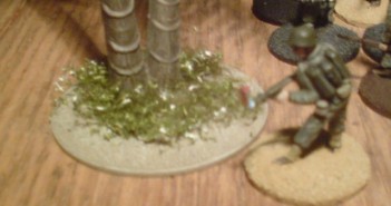 Erste Palmen für den floralen Einsatz auf Wake-Island sind bereits entstanden. Ein Infanterist des US-Marine-Corps untersucht das ganze.