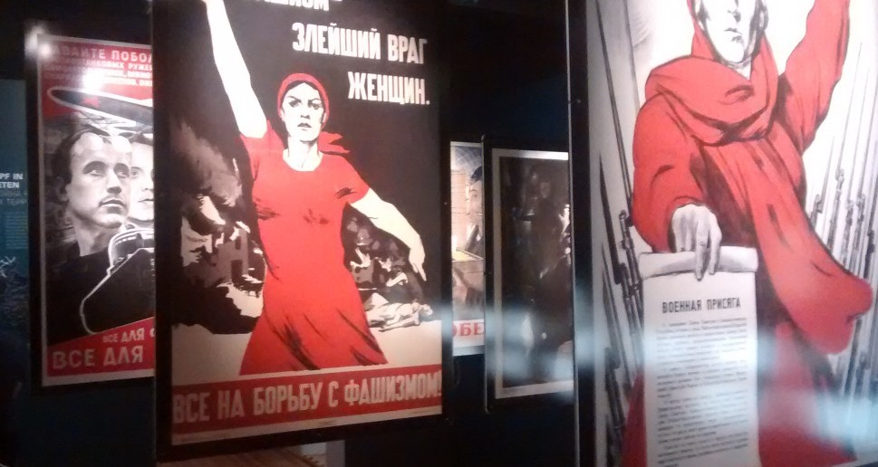 Russische Plakate aus der Zeit den Zweiten Weltkriegs