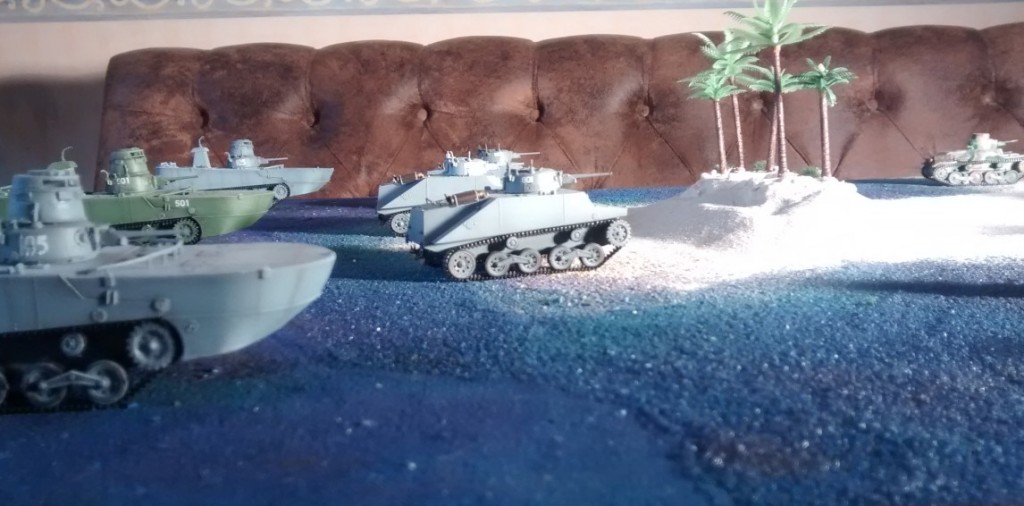 Prototyp der bespielbaren Dioramenplatte "Schlacht um Wake Island" mit beispielhaft aufgestellten Typ 97 Chi-Ha,  Type 95 Ha-Go, Type 2 Ka-Mi mit und ohne Ponton