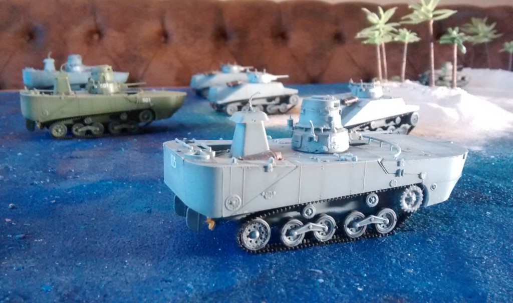 Prototyp der bespielbaren Dioramenplatte "Schlacht um Wake Island" mit beispielhaft aufgestellten Typ 97 Chi-Ha,  Type 95 Ha-Go, Type 2 Ka-Mi mit und ohne Ponton