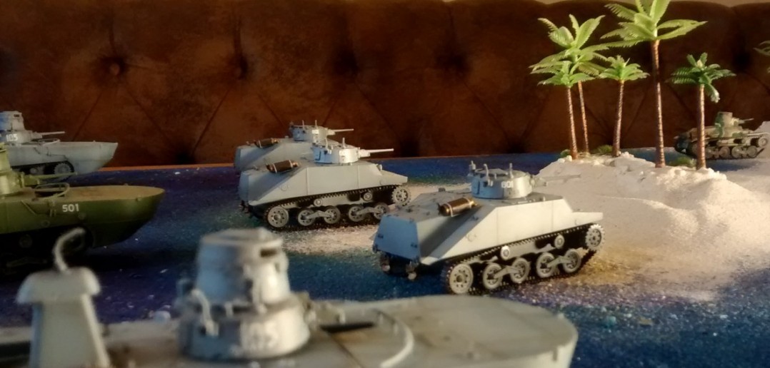 Prototyp der bespielbaren Dioramenplatte "Schlacht um Wake Island" mit beispielhaft aufgestellten Typ 97 Chi-Ha,  Type 95 Ha-Go, Type 2 Ka-Mi mit und ohne Ponton