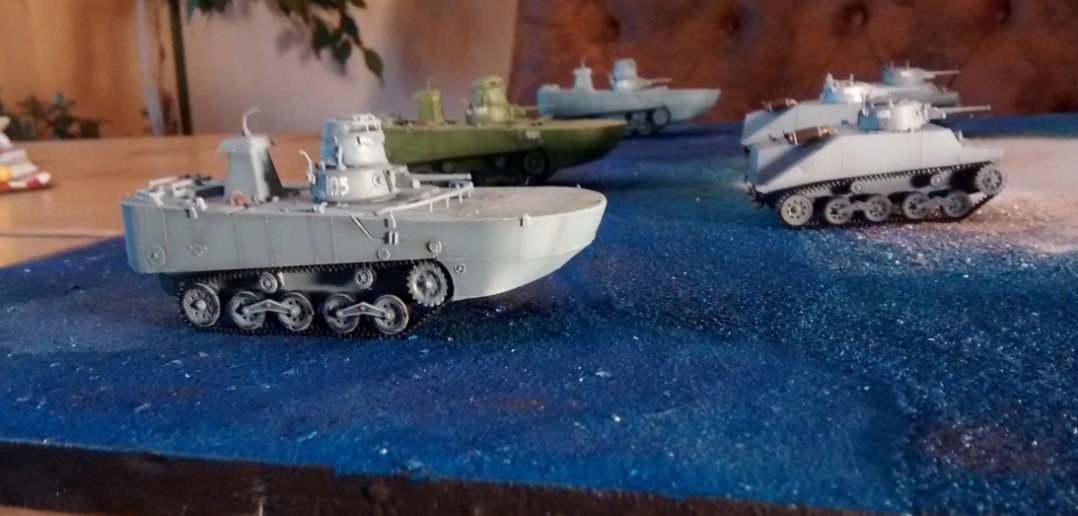 Prototyp der bespielbaren Dioramenplatte "Schlacht um Wake Island" mit beispielhaft aufgestellten Typ 97 Chi-Ha,  Type 95 Ha-Go, Type 2 Ka-Mi mit und ohne Ponton