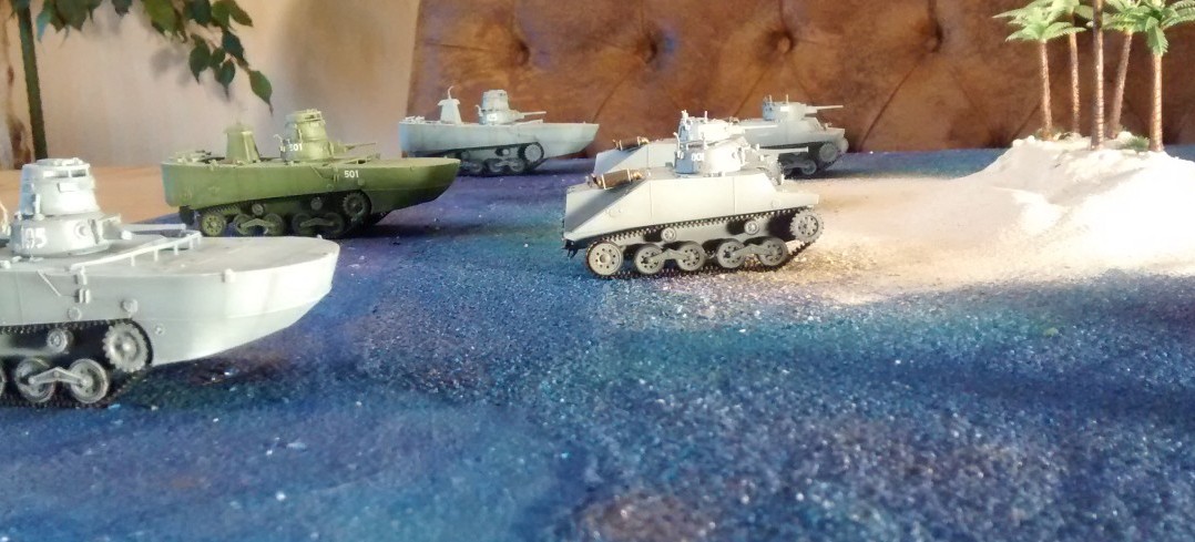 Prototyp der bespielbaren Dioramenplatte "Schlacht um Wake Island" mit beispielhaft aufgestellten Typ 97 Chi-Ha,  Type 95 Ha-Go, Type 2 Ka-Mi mit und ohne Ponton