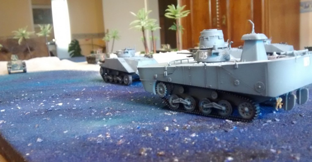 Prototyp der bespielbaren Dioramenplatte "Schlacht um Wake Island" mit beispielhaft aufgestellten Typ 97 Chi-Ha,  Type 95 Ha-Go, Type 2 Ka-Mi mit und ohne Ponton