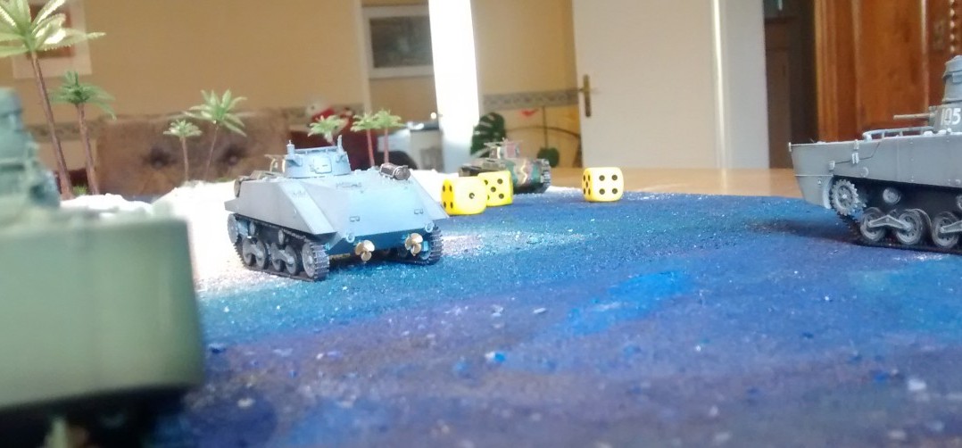 Prototyp der bespielbaren Dioramenplatte "Schlacht um Wake Island" mit beispielhaft aufgestellten Typ 97 Chi-Ha,  Type 95 Ha-Go, Type 2 Ka-Mi mit und ohne Ponton