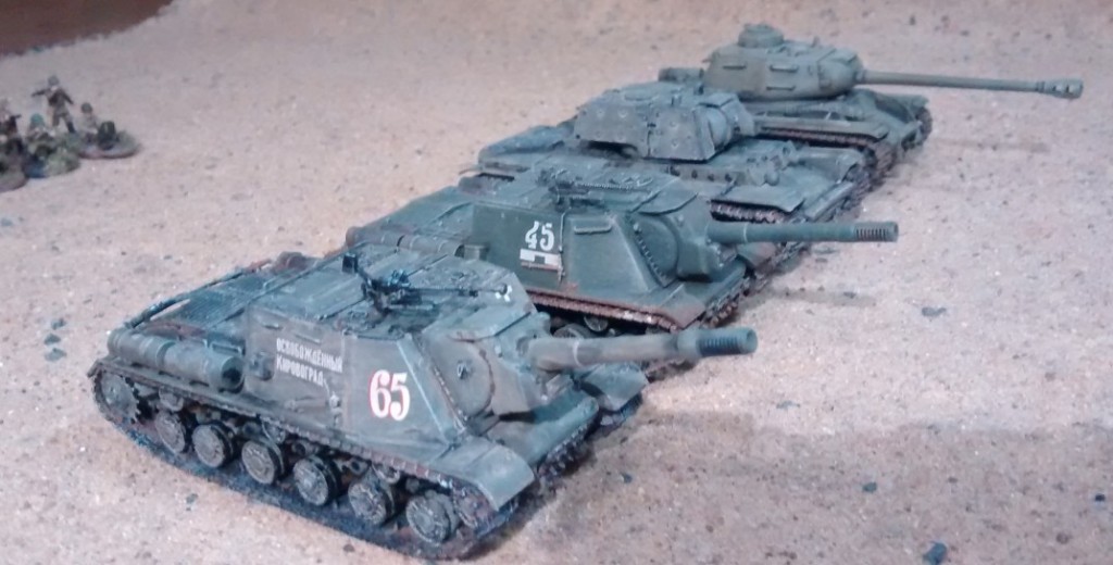 Zwei ISU-152, ein JS-2 und ein KV-I