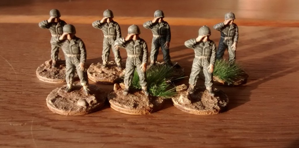 Diese Herrschaften - ebenfalls aus dem Matchbox Set US Infantry sind erstmal als Sanitäter verplant. Endgültig entschieden ist noch nichts, die Armbinden respektive der weisse Helm mit rotem Kreuz sind noch nicht aufgemalt. Mal schauen, was sich nach Komplettieren der 69 Infantry Division als Idee verfestigt hat.