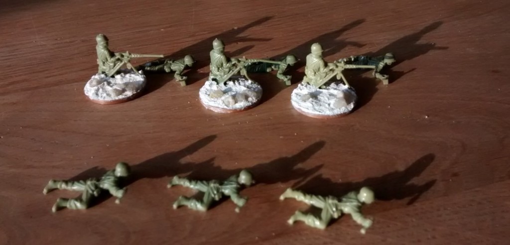 Drei schwere MGs aus dem Matchbox Set P5002 American Infantry. Die Bediener zum schweren MG sind auch dabei. Diese und die drei neuen (liegenden) Bediener für die Granatwerfer werden vor dem Bemalen nicht gebased.