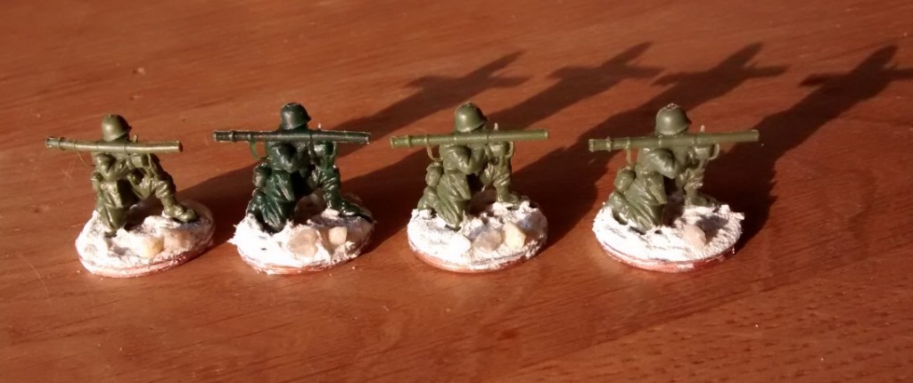 Vier Bazooka-Schützen stehen bereit, wenn ein Spiel-Szenario den Einsatz erfordert. Ansonsten finden sich erstmal nur Schützen in den 10er-Trupps wieder.
