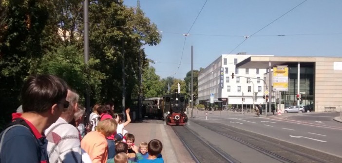 Der "Feurige Elias", der zwischen dem Darmstädter Schloss am Darmstadtium und dem Zwiebelfest in Griesheim pendelte.