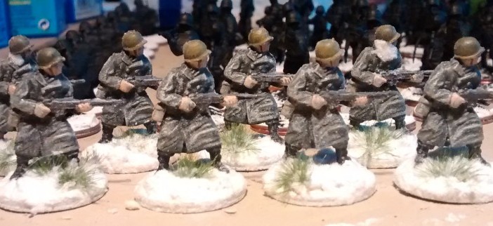 Hier die 8 GIs für die 99th Infantry Division. Die Bases wurden mit weißer Farbe überzogen, dann mit Modellbahnschnee bestreut. Ein paar eingeschneite Grasbüschels von MiniNatur kamen auch noch mit drauf.