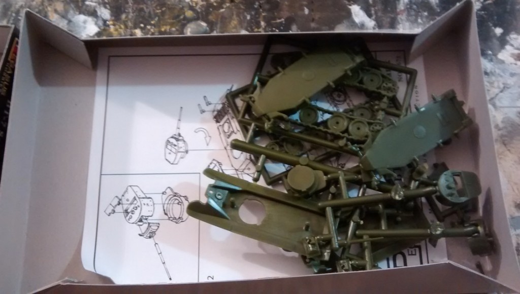 Inhalt des Pegasus Bausatz 7673 "BT-7 Soviet Light Tank"