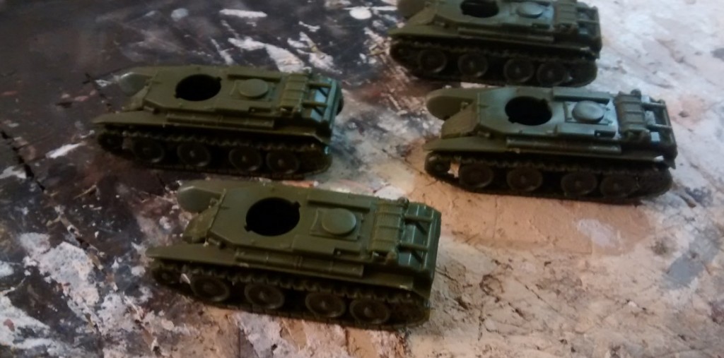 Fertig montierte Wanne und Panzerkette des BT-7