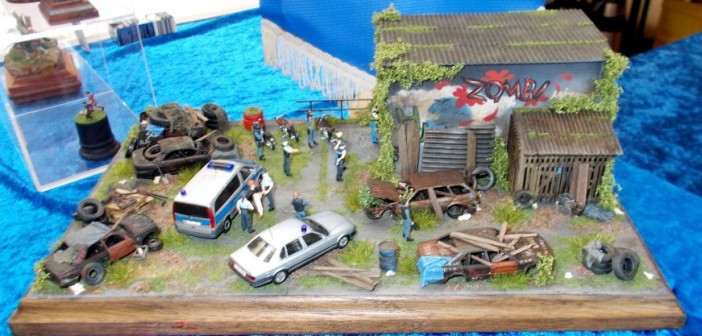 Diorama "Festnahme auf dem Schrottplatz". Wo sonst fängt die Polizei die wirklich gefährlichen Genoven?