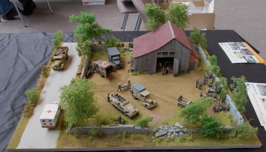 Das Feldlazarett auf diesem Diorama ist auch recht großzügig mit Fahrzeugen ausgestattet.