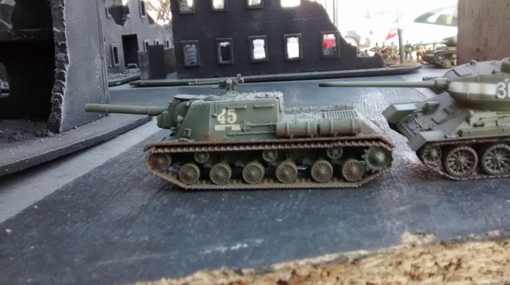 Der Spieler der Roten Armee eröffnet seinen Zug mit dem Vormarsch von ISU 152 und T-34/85 auf dem linken Flügel.