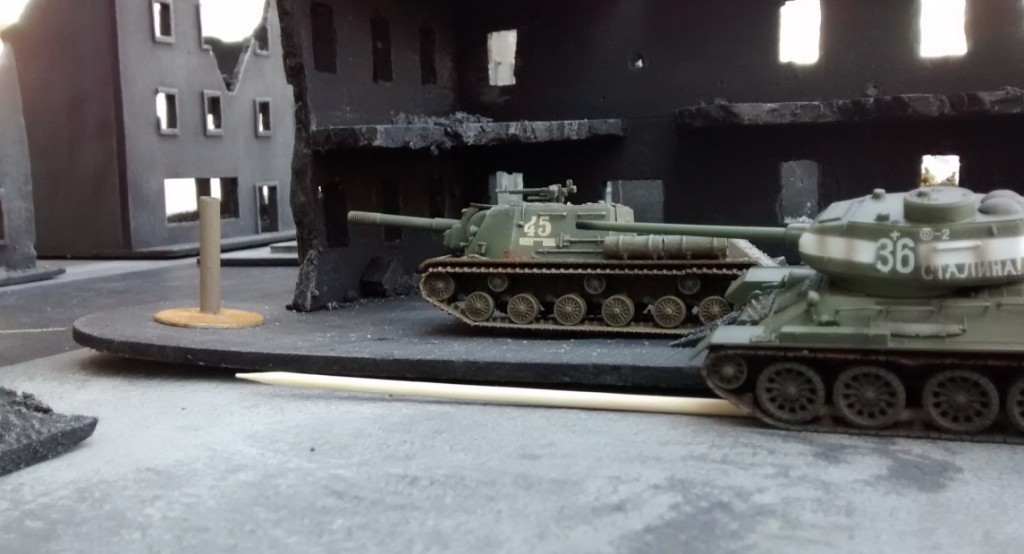 T-34/85 und ISU 152 erreichen gleich den Ressourcenmarker. Ungünstig für den Spieler der Rotarmisten: die Tanks können den Ressourcenmarker nicht einnehmen. Dafür braucht es Infanteristen. Diese aber stehen beim JS-2...