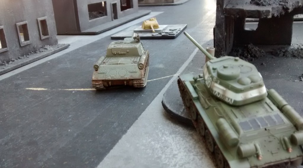 Der rote Sofageneral lässt ISU 152 und T-34/85 auf den Pantherturm los. 