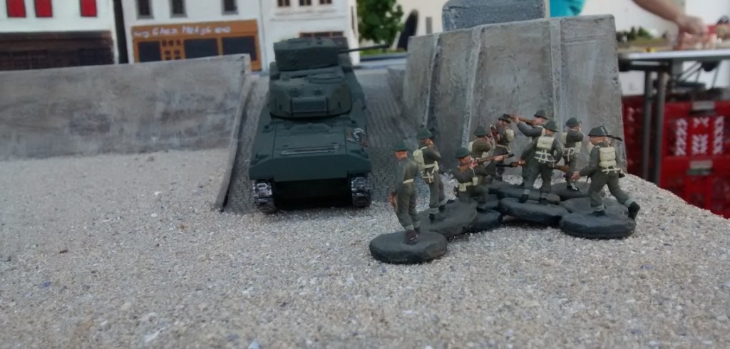 Noch im ersten Zug setzt ein 10er-Trupp der Infanterie nach. Man soll ja den Panzern immer etwas Schutz angedeihen lassen.