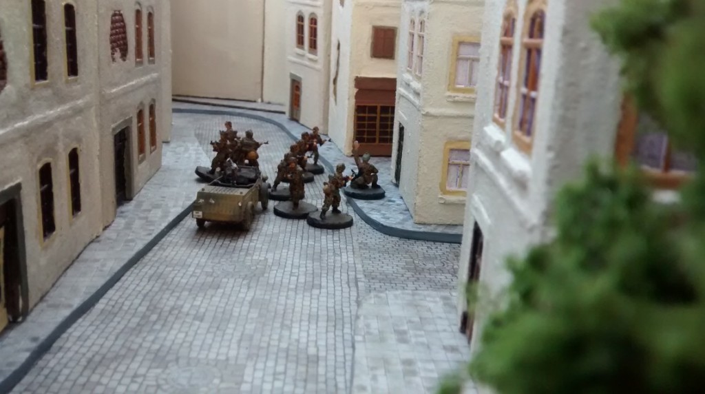 Kübel und Infanterie gehen in der Altstadt weiter vor. Die Häuserblocks trennen die Einheit noch von den Kanadiern.