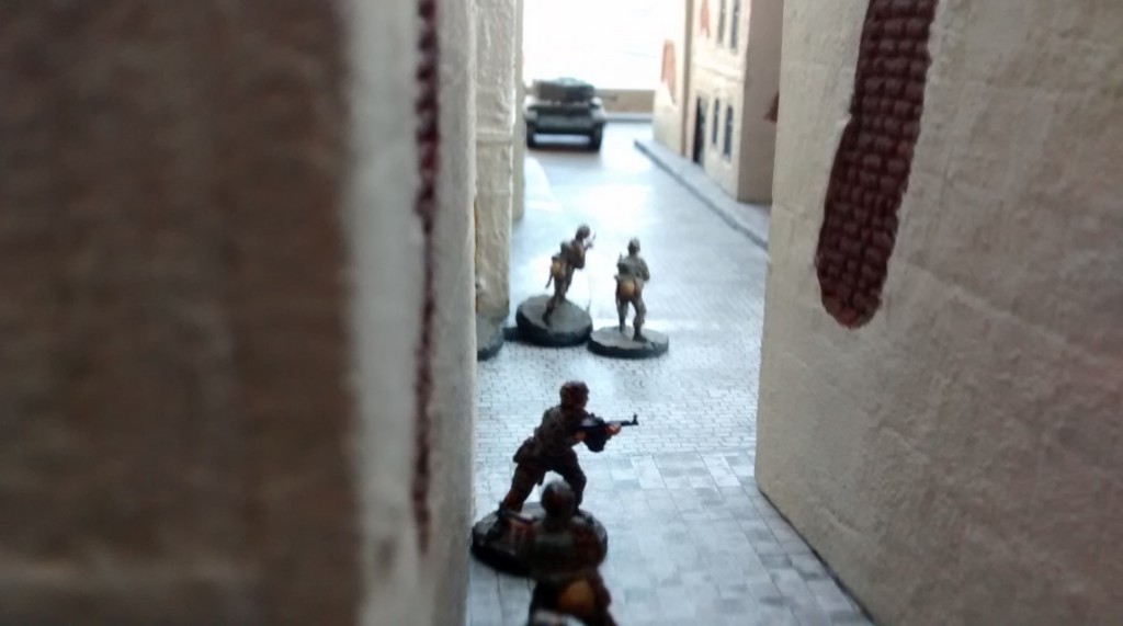 Die Kameraden der beiden Panzergrenadiere haben mitbekommen, dass die beiden Panzerfäuste daneben gehauen haben und machen sich auf das Echo gefasst.