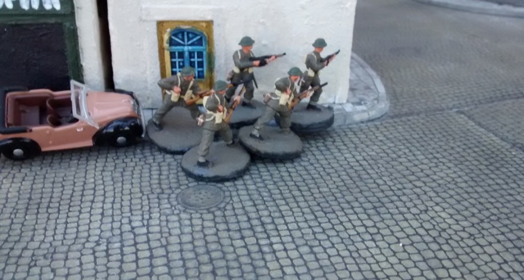 Sergeant Bolter schickt die ersten Mannen um die Häuserecke.