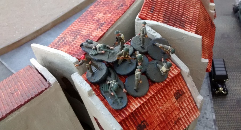 Sergeant MacCallahan zieht seinen gesamten Trupp in das schmale Eckhaus herüber.