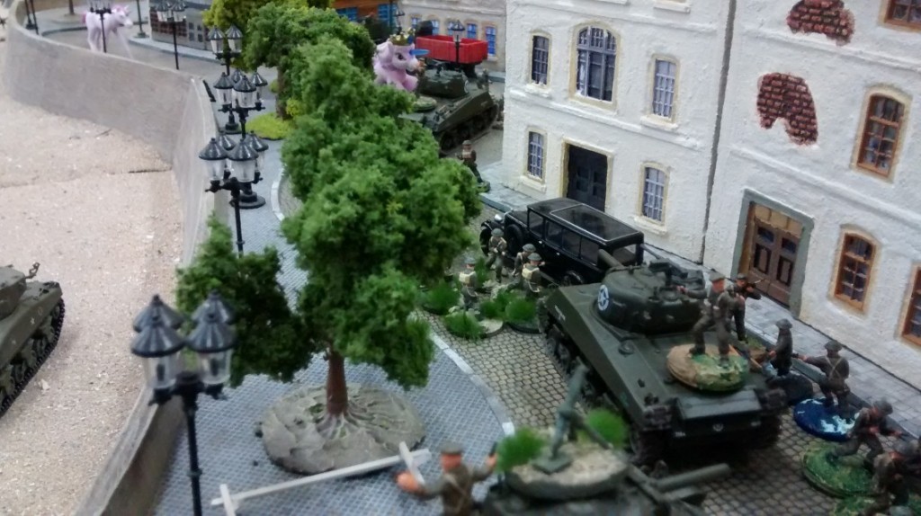 An der Strandpromenade reißt der Strom an nachfolgenden Panzern nicht ab.