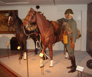 Abgesessener Offizier der Niederländischen Kavallerie im Range eines "Ritmeester" im Feldanzug mit Stahlhelm.