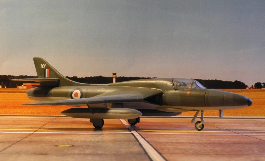 Die Hawker Hunter T.7A von der Seite. Die Schleudersitze sind aus Weißmetall; der Bausatz bietet einem zwei typische Matchbox-Piloten und rudimentäre Sitze an.