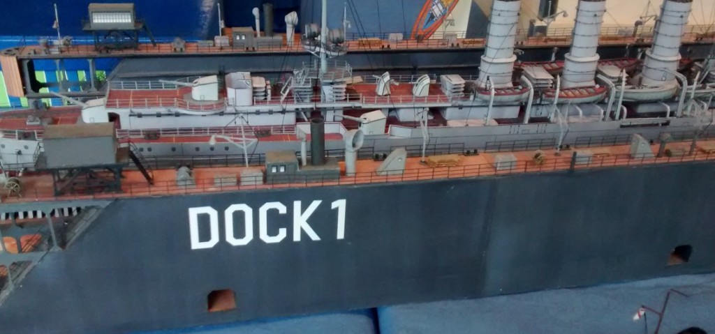 Papiermodell / Kartonmodell eines Trockendock im Hamburger Hafen.