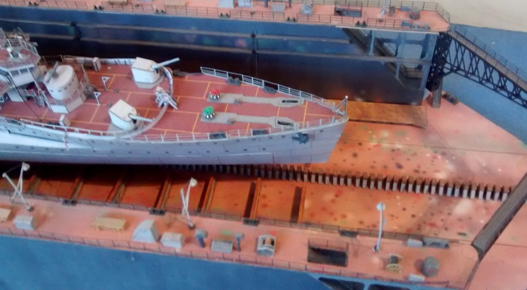 Papiermodell / Kartonmodell eines Trockendock im Hamburger Hafen.