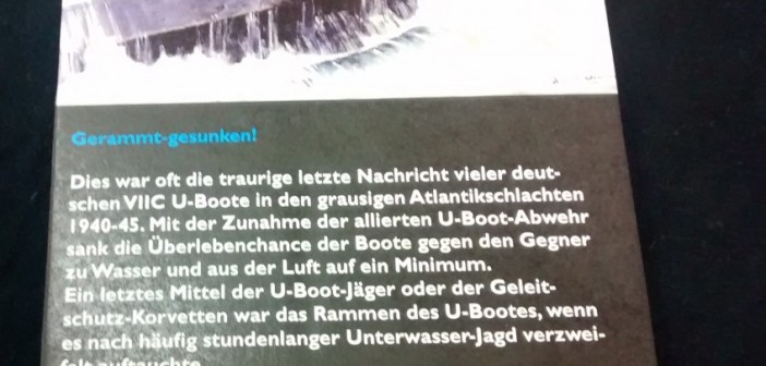 Das erste Diorama von Andy Coenen zeigt eine Szene auf hoher See, bei der ein alliierter U-Boot-Jäger ein deutsches aufgetaucht fahrendes U-Boot rammt und dessen Schicksal besiegelt. Die Schrifttafel erläutert die historischen Hintergründe.