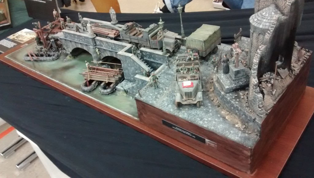 Gesamtansicht des Dioramas "Pionier-Bataillon 45: Übergang über die Meuse 1940"