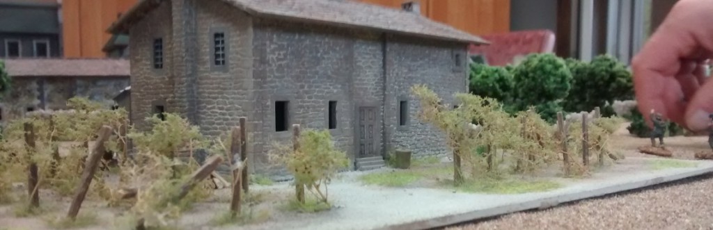 Ein wenig Toscana hat auch den Weg in die Normandie gefunden. Häuser kann man im Prinzip nie genug besitzen und bei diesem Spiel hätte man gerne noch ein paar Häuser mehr aufgestellt. Das Steinhaus aus der Toscana macht sich sehr gut. Zwei Exemplare davon sind auf der Spielplatte im Einsatz.