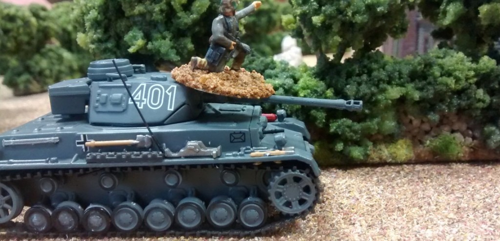 Aufsitzen! Die deutschen Trupps sitzen auf den beiden Kampfpanzerwagen auf und geben den hurtigen Tankrider. So geht es natürlich schneller voran, als mit 15cm pro Runde.