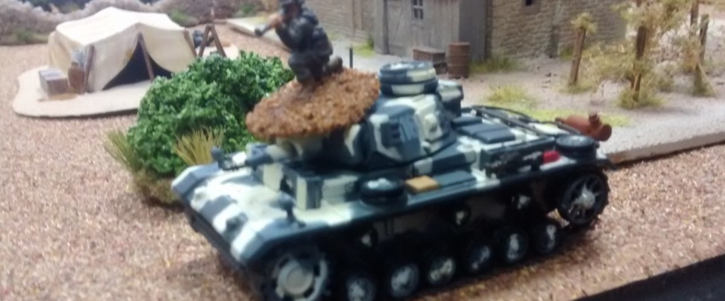 Auch auf dem Panzer III sitzt ein Trupp Panzergrenadiere als Tankrider. Hier geht es am Ressourcenmarker vorbei zur Hauptstraße.