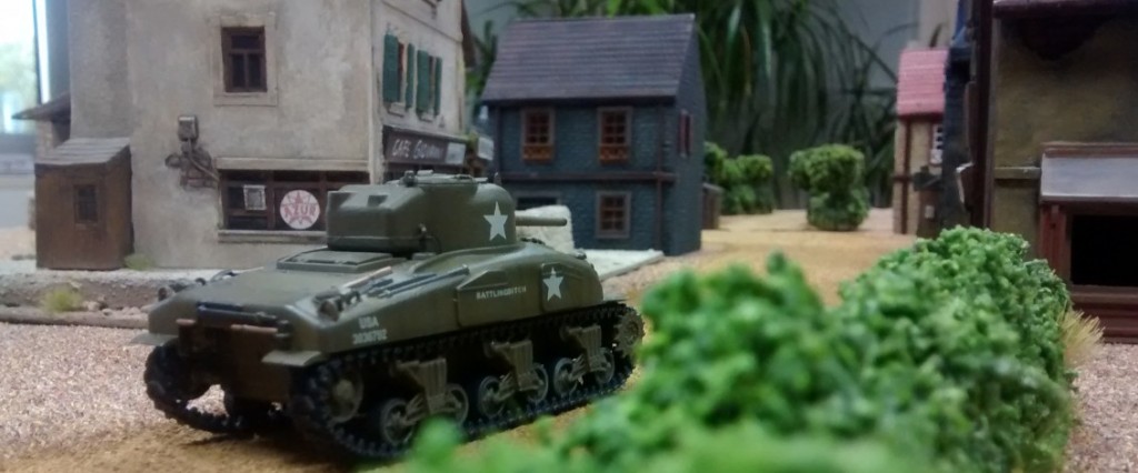 Der M4A1 Sherman rollt stoisch gen Ortsmitte. Er hat gut lachen. Hinter ihm folgt ein Infanterietrupp und hält eventuelle Panzerfaustschützen vom Leibe. Zumindest theoretisch!