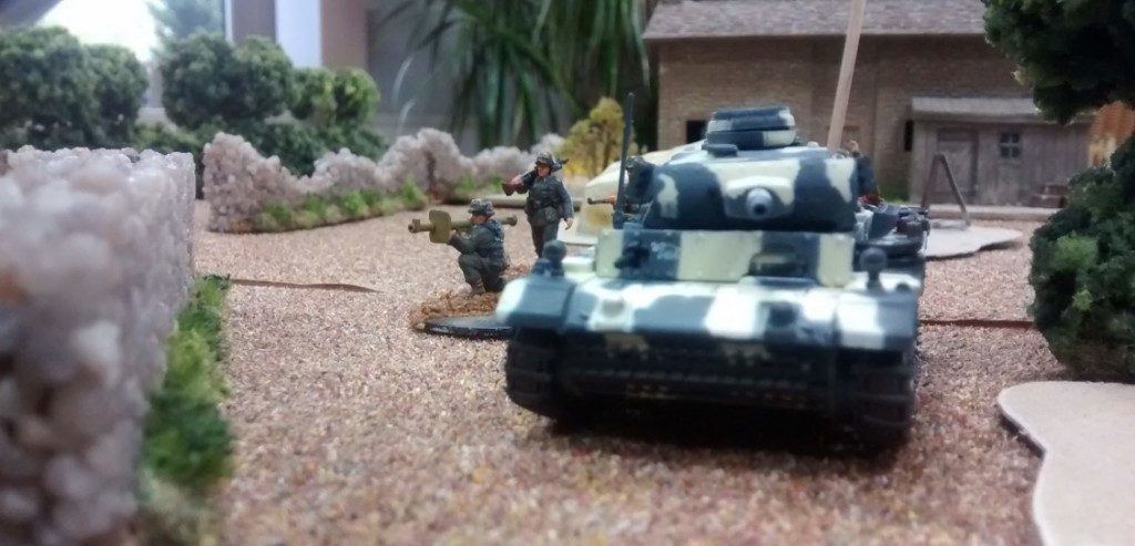 Vom Geländemarker aus stößt der Panzer III mit Infanterieunterstützung in Richtung Hauptstraße vor. Man hat bereits nicht-deutsches Kettenrasseln gehört. Die Tommies müssen ganz in der Nähe sein.