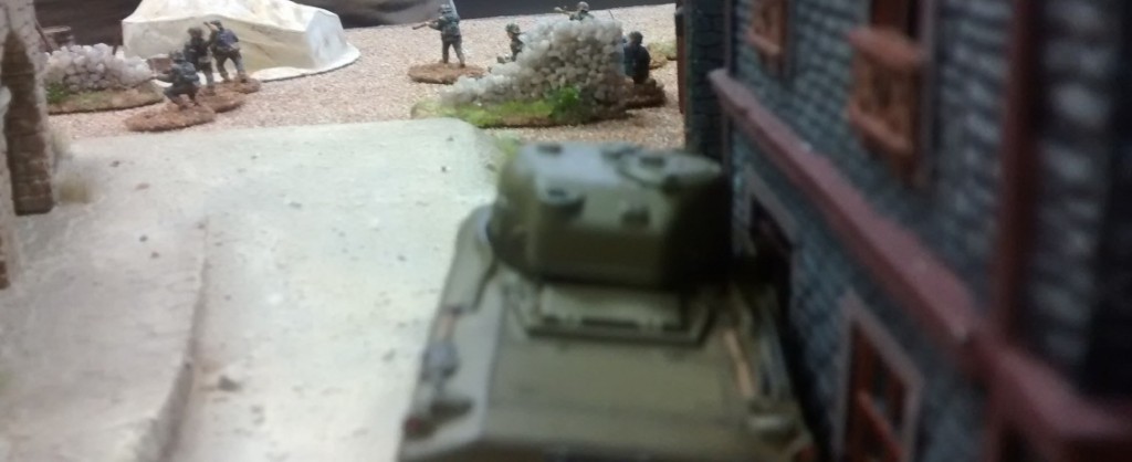 Der Kommandant des M4A1 Sherman hat zurückgesetzt und ist in die Seitenstraße eingeschwenkt. Gefährlich nahe kommt er unbemerkt an die deutsche Stellung heran.