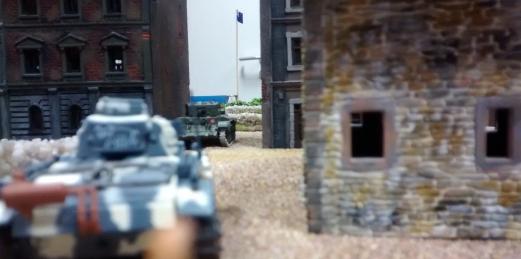 Ein Panzerduell zeichnet sich ab. Gut für den Cromwell: der Flankenschutz kann besser nicht sein. Gut für den Panzer III: es steht Infanterie zur Unterstützung bereit.